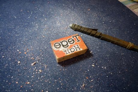 店名を石に彫る