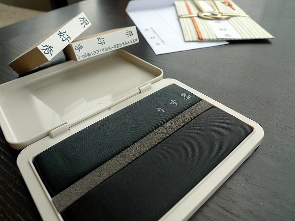 葬儀に使う薄墨。祝い事に使う黒色がセットになった冠婚葬祭スタンプ台