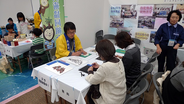 カッティングシートを剥がして装飾する体験コーナー