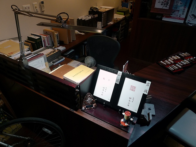 デスクライトを照明代わりに