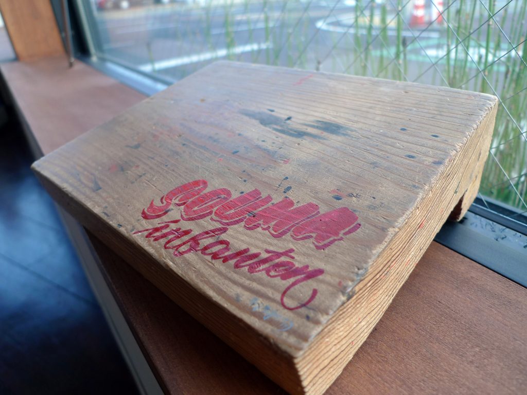 作業台にレタリングをしてもらいました。