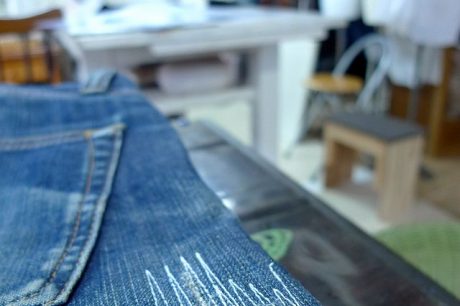 破れたジーパンを手直し