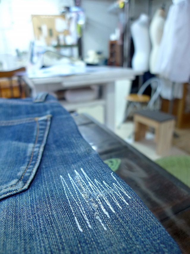 破れたジーパンを手直し
