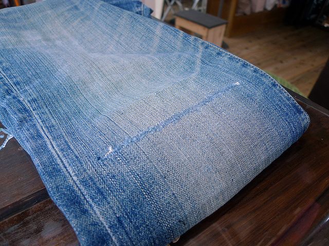 ジーパンの膝の破れを縫って貰いました。