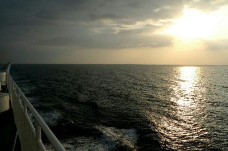 フェリーのデッキからの朝陽