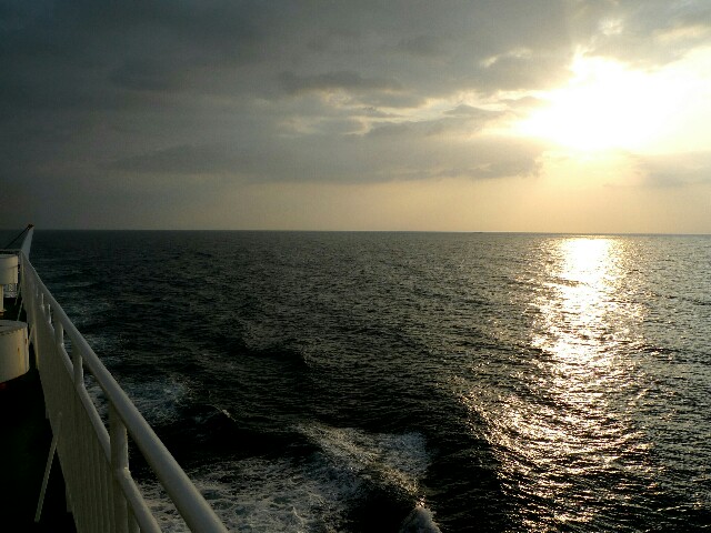 フェリーのデッキからの朝陽