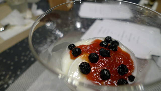 都農のトマトを使ったトマトジャムをかけたヨーグルト