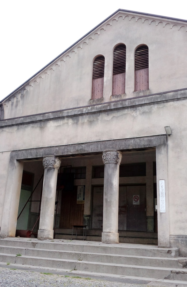 体育館入口の彫刻を施された柱