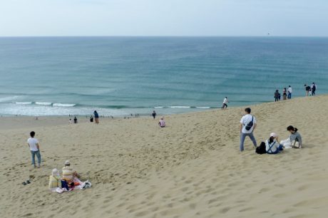 砂丘を越えると眼下に海辺が