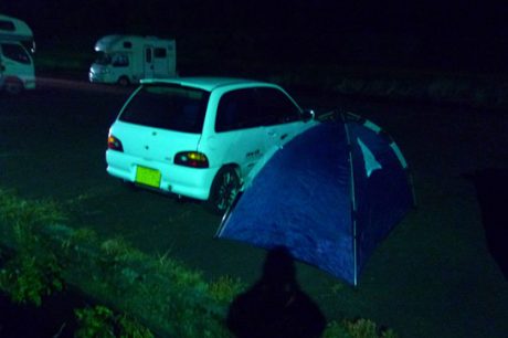 河原の駐車場でキャンプ