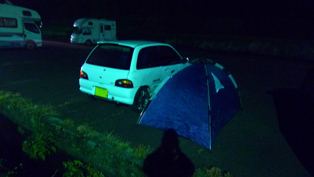 河原の駐車場でキャンプ