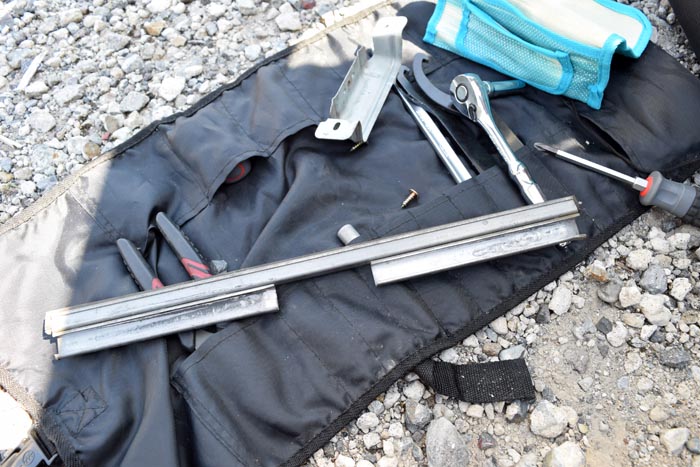 ドアの中に落ちてたレールの一部