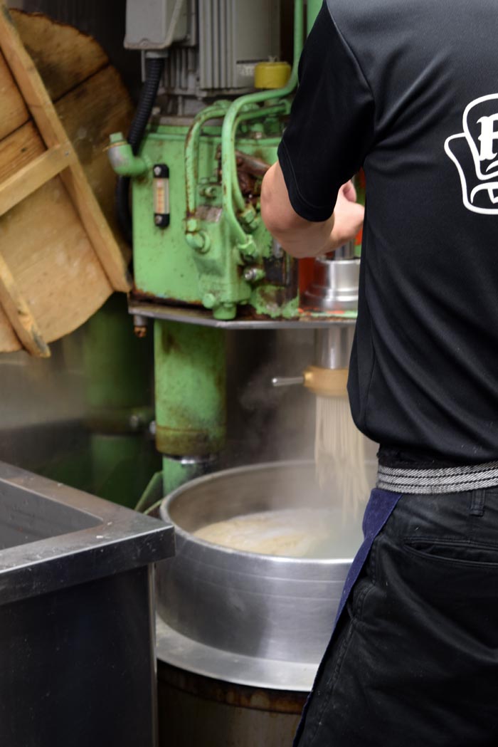 蕎麦を押し出して麺を作る