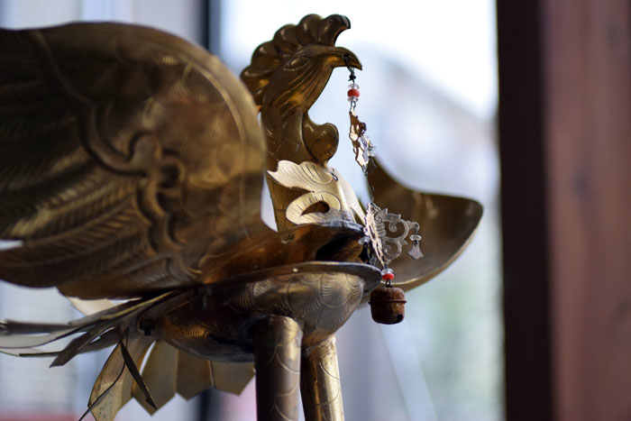 神輿の上に乗る鳳凰の修理