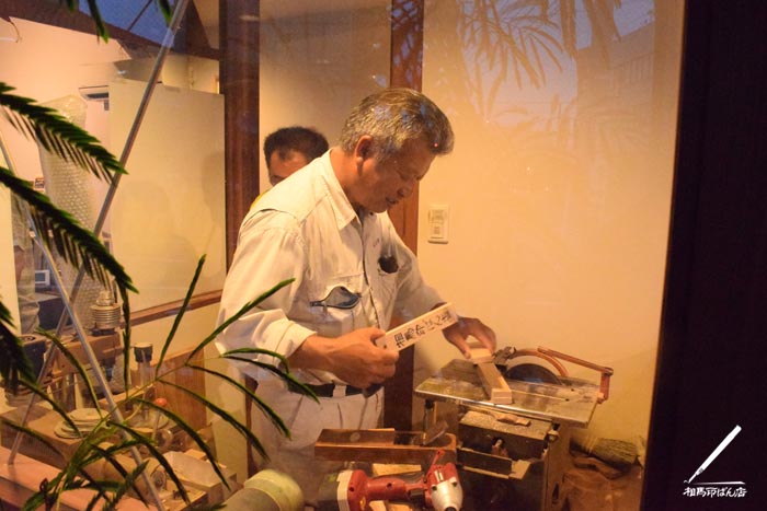 ドリルで穴あけ