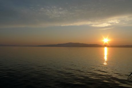 海上から夕焼けの景色