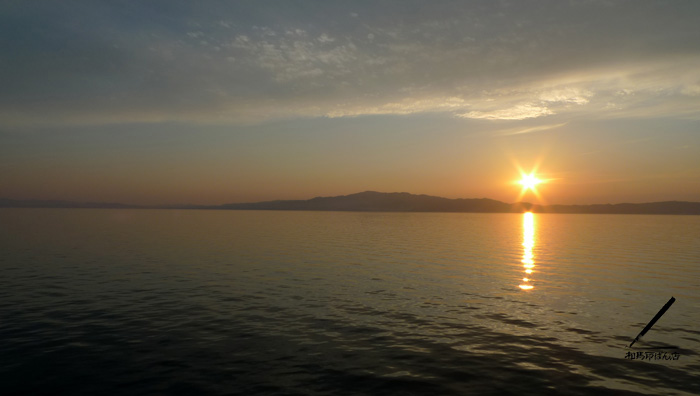 海上から夕焼けの景色