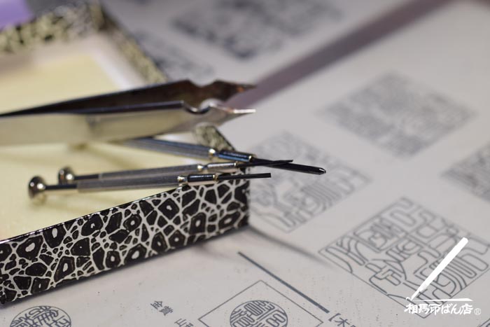 精密ドライバーと、ピンセット