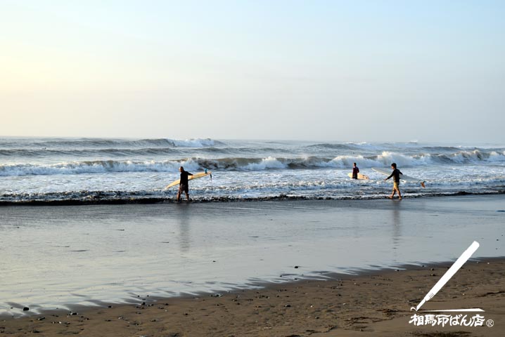 蚊口の浜のサーファー達。これから入水