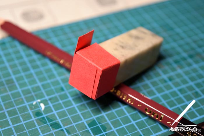 ミミの部分にボンドを塗って折る