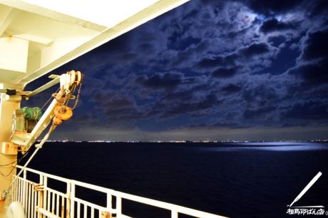 夜空を明るく照らす満月の光