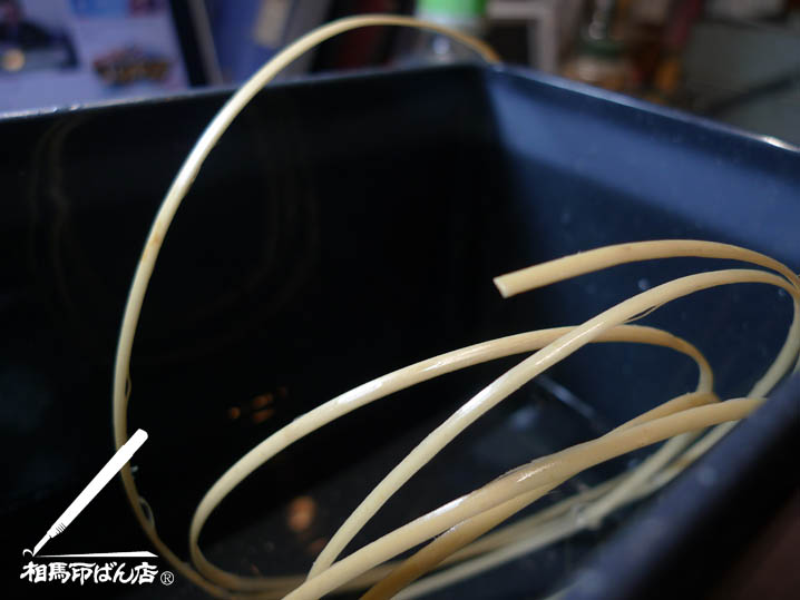 藤を水に浸して柔らかくする