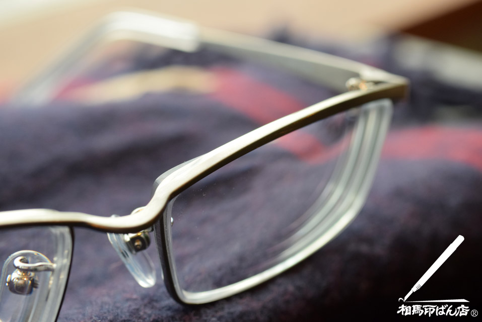 チタンフレームのメガネ リドルチタニューム