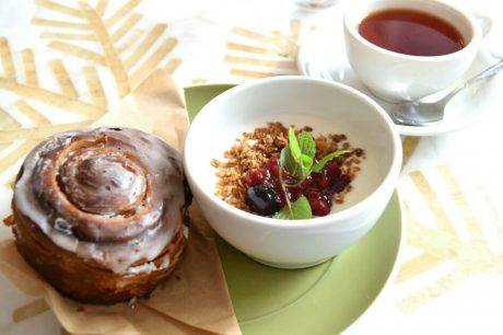 大阪グランフロントで朝食。シナモンロールと、ヨーグルト