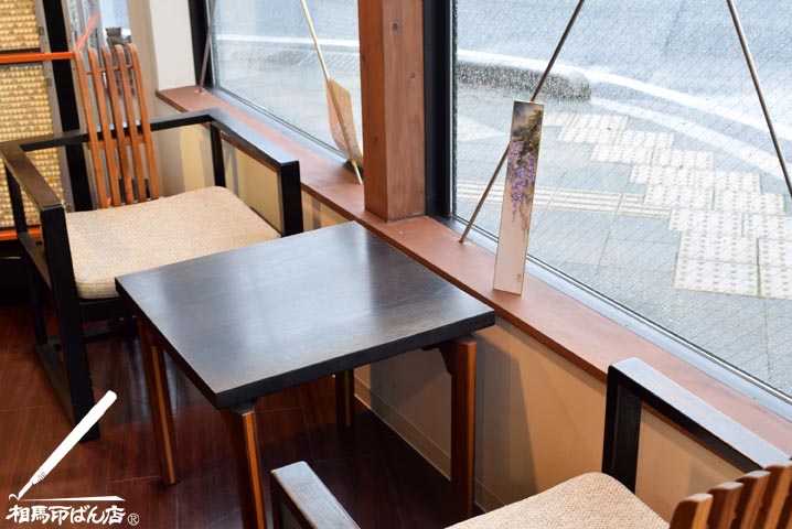 短冊に描かれた水墨画を飾る