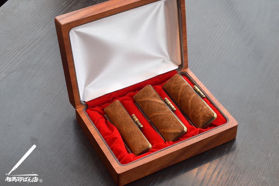 オリジナルの３本入り欅のケース