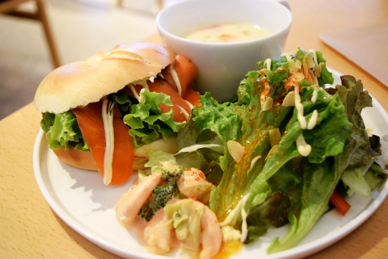 ベーグルと、アボガドのサラダ