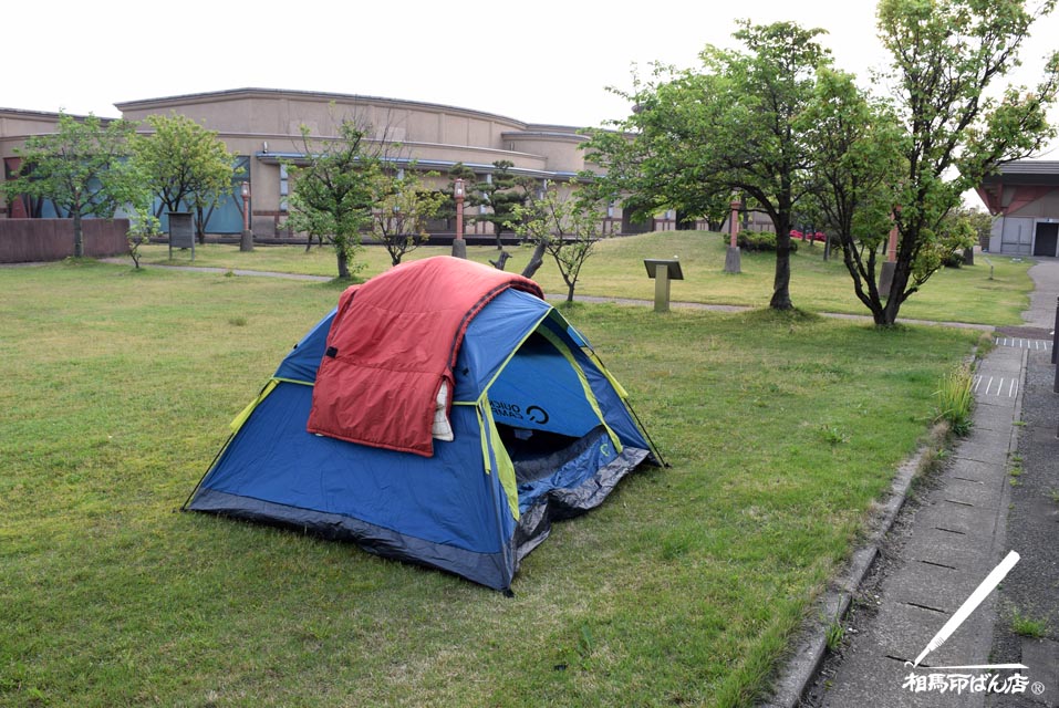 射水市にある道の駅でテントを張る