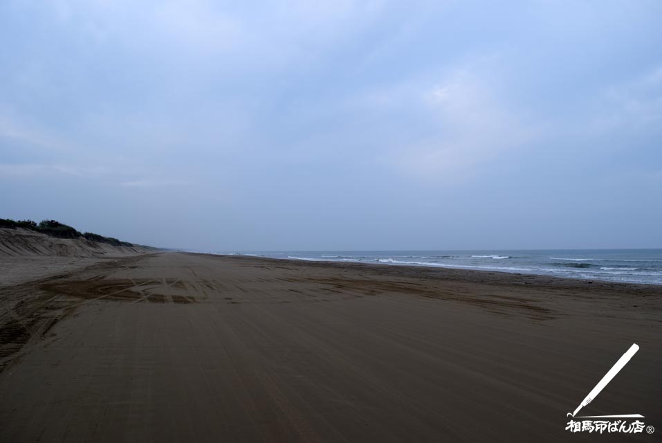 石川県の千里浜を車で走る