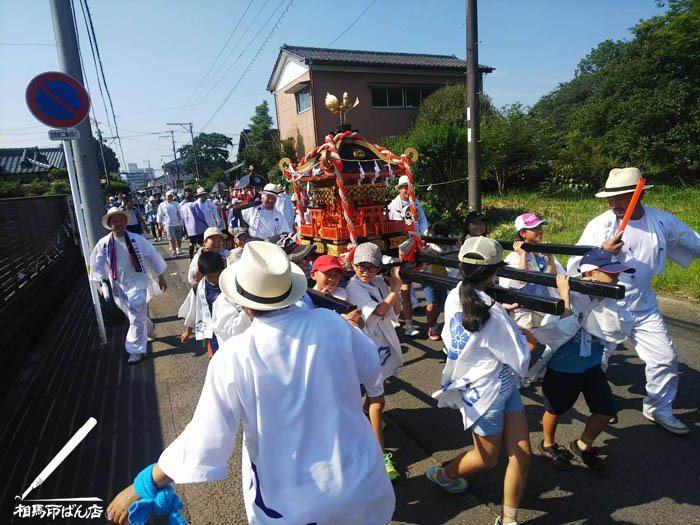 街を練り歩く子供神輿