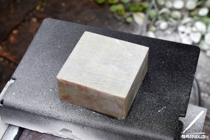 篆刻の作品を削る