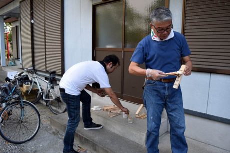 木札のニス塗り