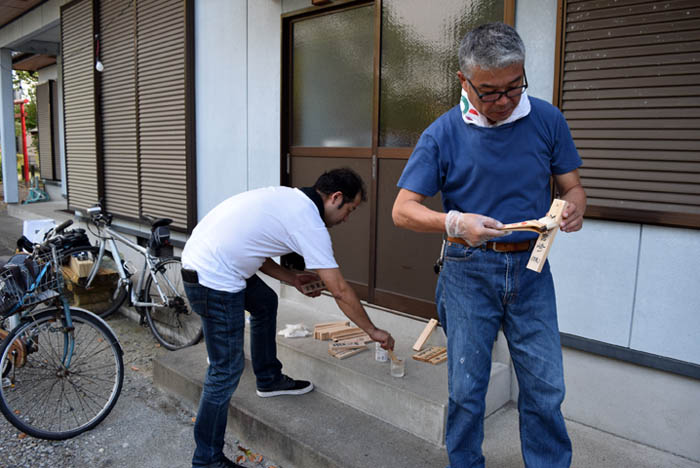 木札のニス塗り