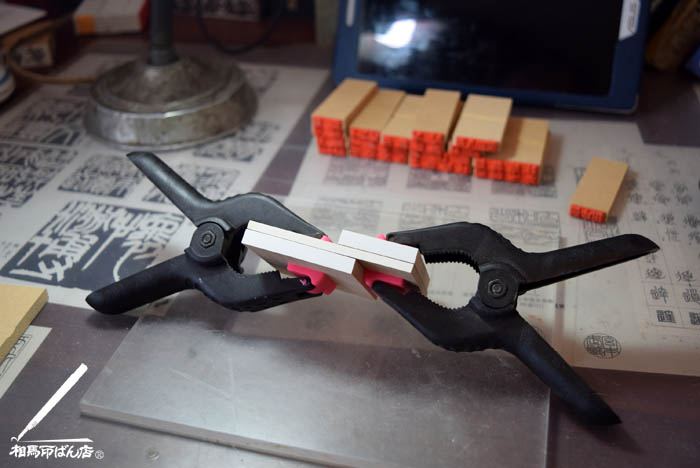 木工用ボンドを付けて圧着