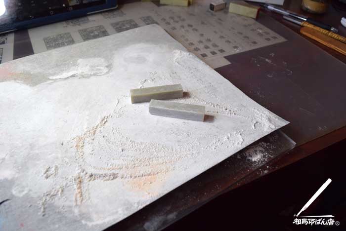 サンドペーパーで印材を綺麗に磨ぐ