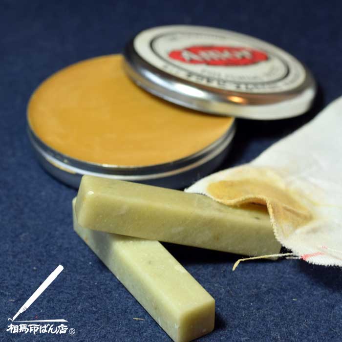 ワックスを掛けて光沢を出す。