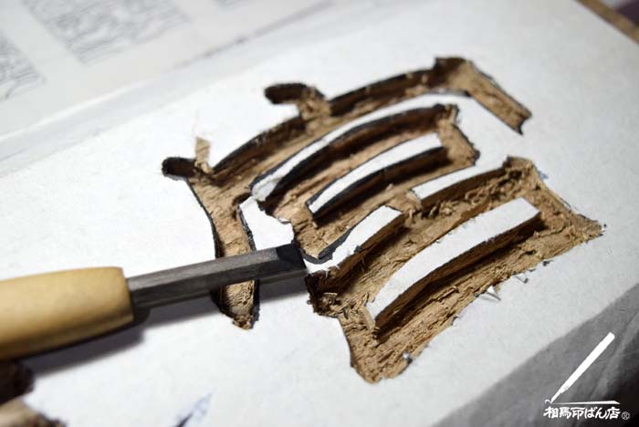 オリジナル木製看板の仕上げ段階