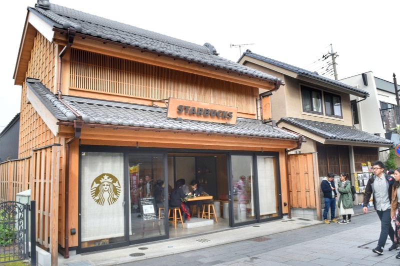 川越市の街並みに合わせた素敵なスターバックスコーヒーの店舗