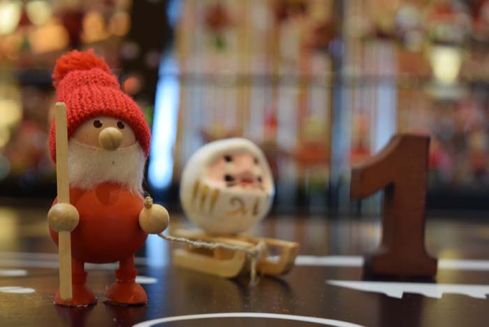 きまぐれサンタが、ダルマをソリに載せて運ぶ