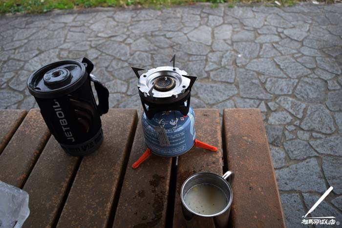 サンビーチ一ッ葉で朝飯。
ジェットボイルでお湯を沸かす。