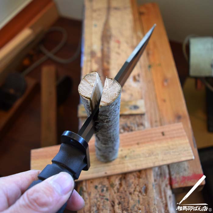 ナイフでバトニングの練習