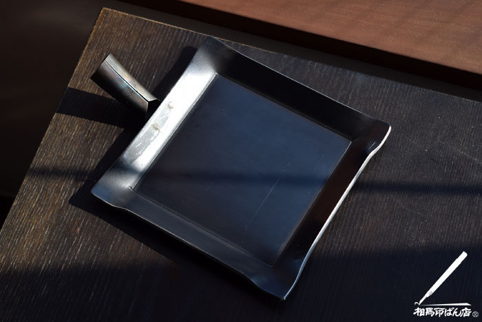 枝を取りつけ部に突っ込んでフライパンとして使える鉄板フライアン