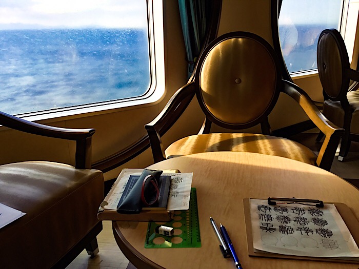 さんふらわあ さつまで快適な船旅。今朝はロビーで仕事をする。