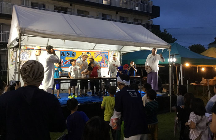 雨の中の夏祭り