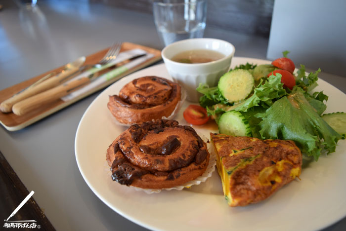 宮崎市のAnge nombilでシナモンロールとスパニッシュオムレツのモーニング