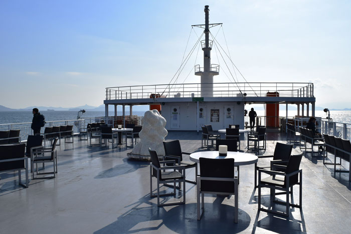 高松~直島~宇野を結ぶ四国汽船のフェリー